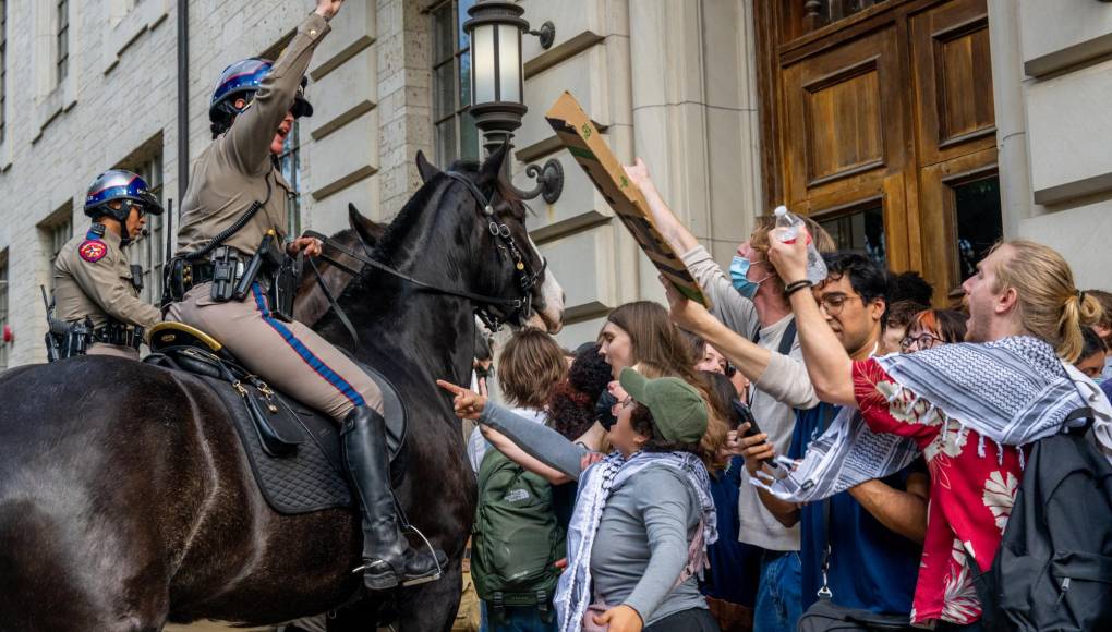 En Austin, agentes a caballo arrestaron a decenas estudiantes de la <b>Universidad</b> de Texas, en Austin.