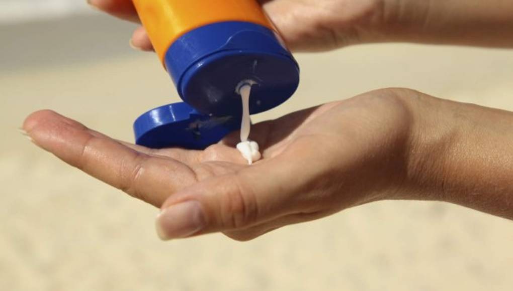 Consejos para evitar el daño cutáneo al exponerse a los rayos solares a diario