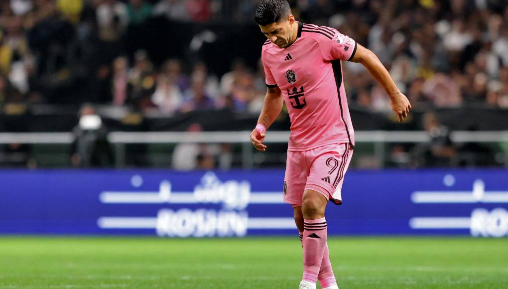 <b>Suárez</b>, a quien el arquero Waleed Abdullah le atajó un disparo a bocajarro en el 62, fue sustituido siete minutos después cuando en las gradas se desataba la emoción al ver que Messi salía a calentar. 