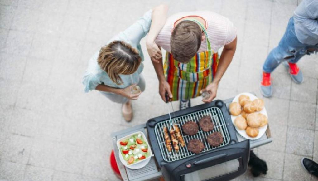 No descuide la seguridad de los alimentos cuando cocine al aire libre