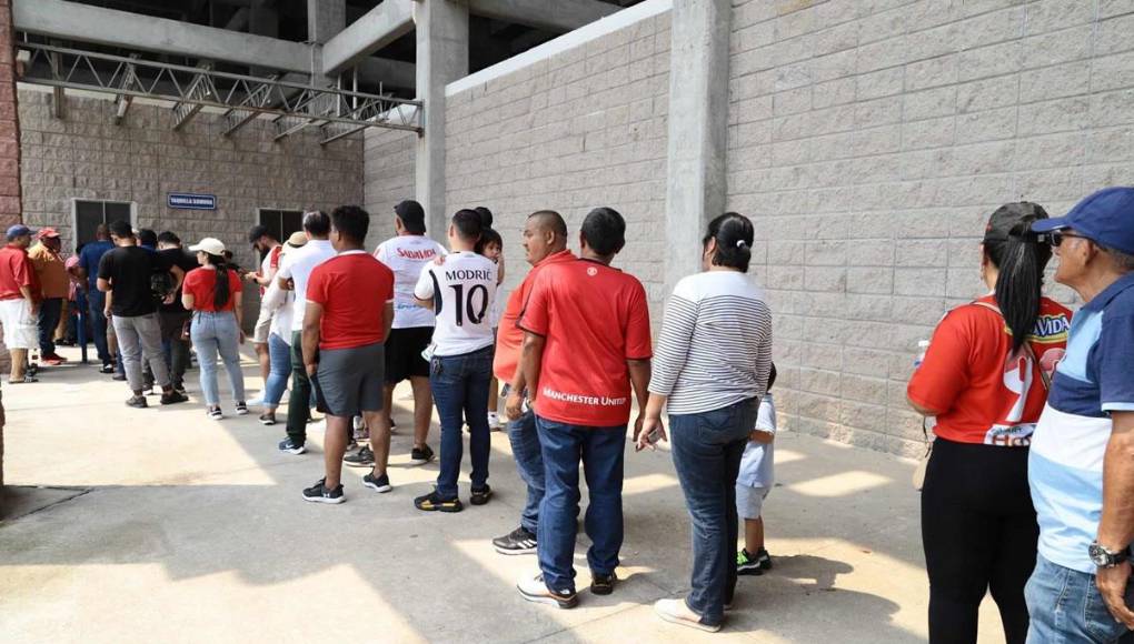 Bellas chicas y ambientazo en la vuelta del UPN-Vida: gran recibimiento al Rojo