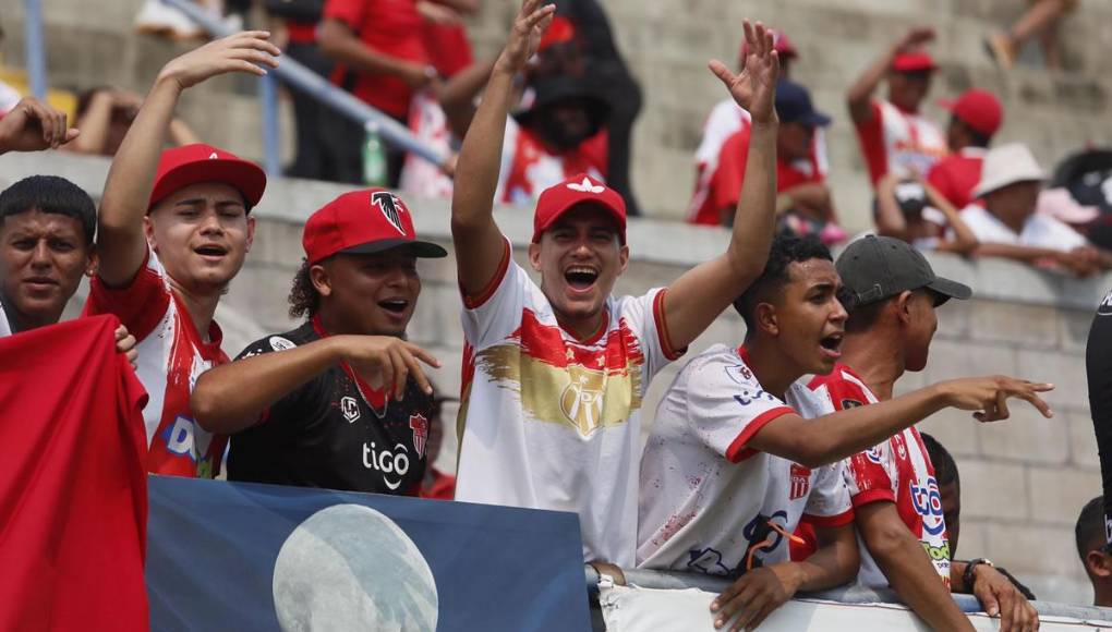 Bellas chicas y ambientazo en la vuelta del UPN-Vida: gran recibimiento al Rojo