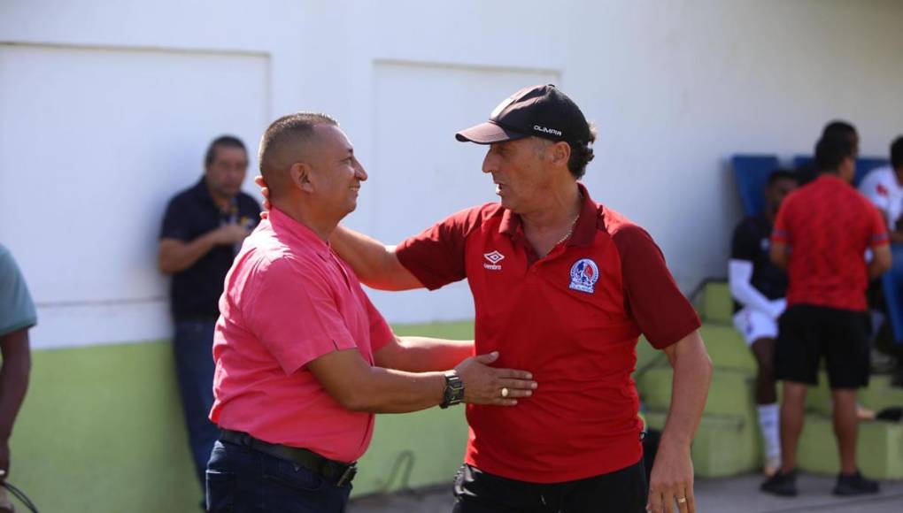 El cariñoso saludo de Pedro Troglio con Humberto Rivera, entrenador del Olancho FC.