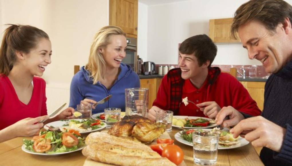 Comer en familia disminuye el impacto del ciberacoso