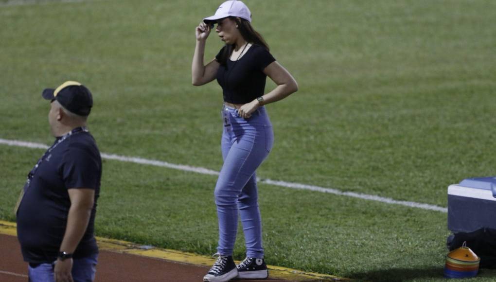 Ella también se robó las miradas desde las graderías del estadio Olímpico de San Pedro Sula.