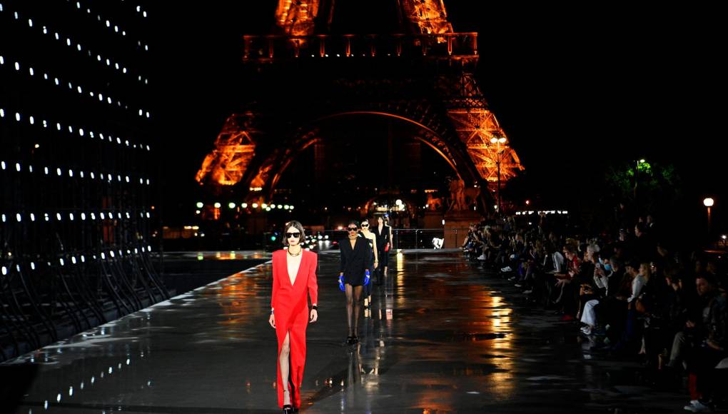 Saint Laurent, sexy y ochentero, vuelve a desfilar en París
