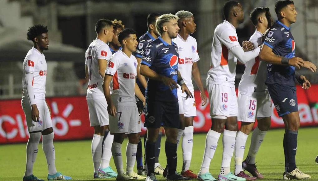 Agustín Auzmendi no la tuvo fácil contra la defensa del Olimpia y estuvo bien marcado.