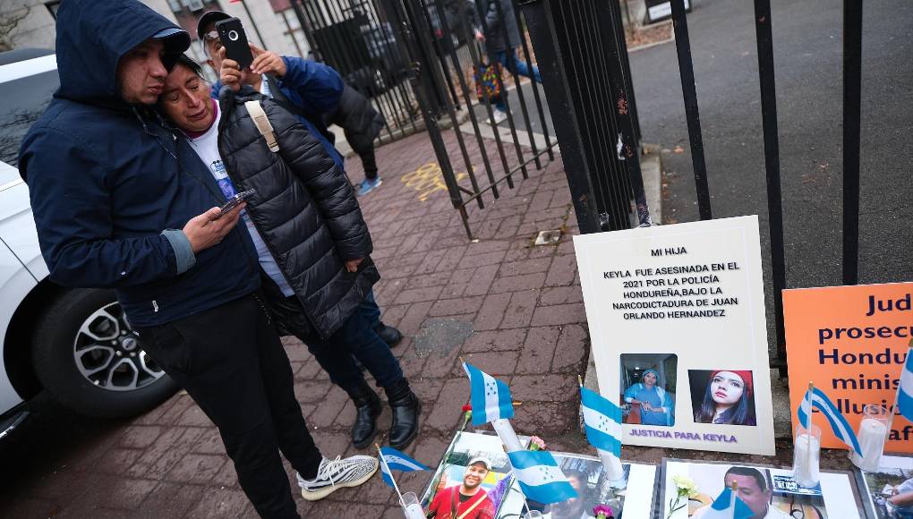 Decenas de hondureños se concentraron a inmediaciones de la Corte del Distrito Sur de Nueva York. 