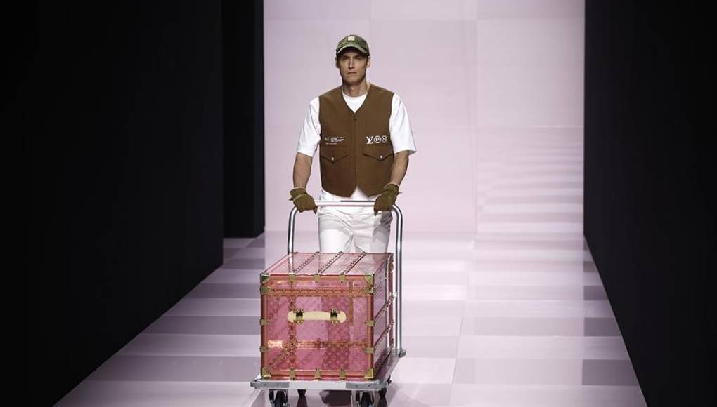 El hombre Vuitton se revela futurista y nipón en la pasarela de París