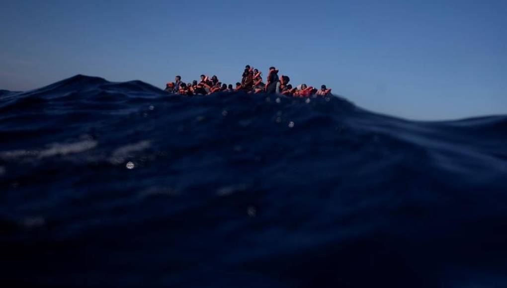 Barcaza con 34 migrantes espera ayuda desde hace 36 horas en el Mediterráneo