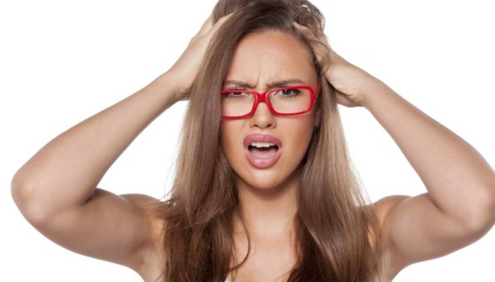 Use la sábila, aceite de coco y vinagre contra la caspa