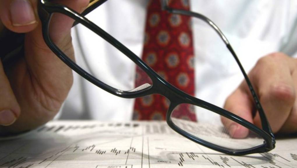 El adulto mayor sufre más de presbicia, lo cual dificulta la lectura de cerca