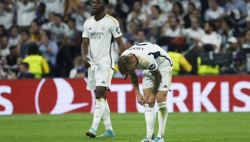 Toni Kroos y Aurélien Tchouaméni tras el golazo de Alphonso Davies.