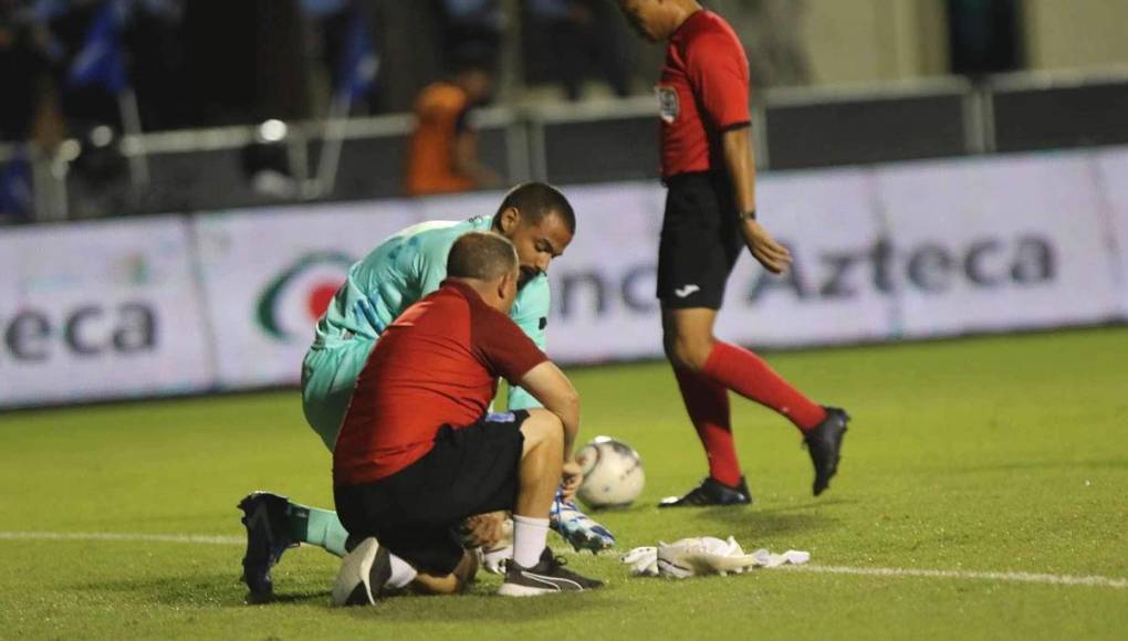En los primeros minutos del partido, Edrick Menjívar tuvo un problema con los tacos y tuvo que cambiárselos en pleno juego.