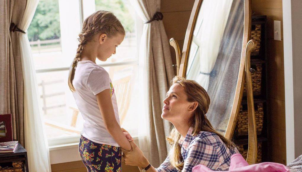 <b>“MILAGROS DEL CIELO”</b>La conmovedora historia de Kevin (Martin Henderson) y Kristy (Jennifer Garner), un matrimonio que descubre que su hija Anna (Kylie Rogers), de diez años, tiene una enfermedad incurable y comienza la búsqueda de una posible cura. En este recorrido, todo se agrava cuando Anna sufre un accidente, pero será el momento en el que comienzan a suceder una serie de milagros que dejarán a la familia y a la comunidad tan desconcertada como conmovida.