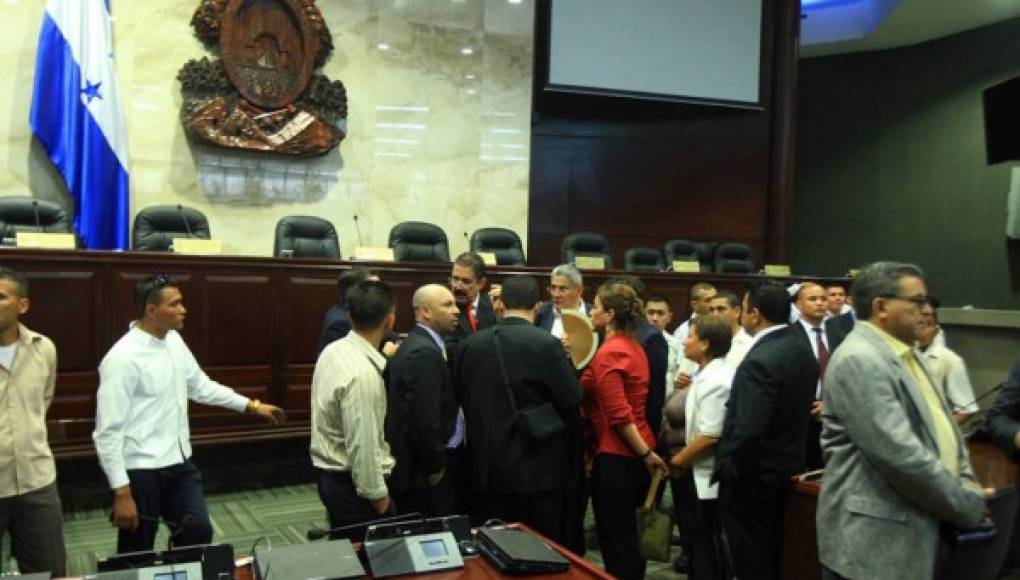 Libre arma zafarrancho nunca antes visto en el Congreso de Honduras