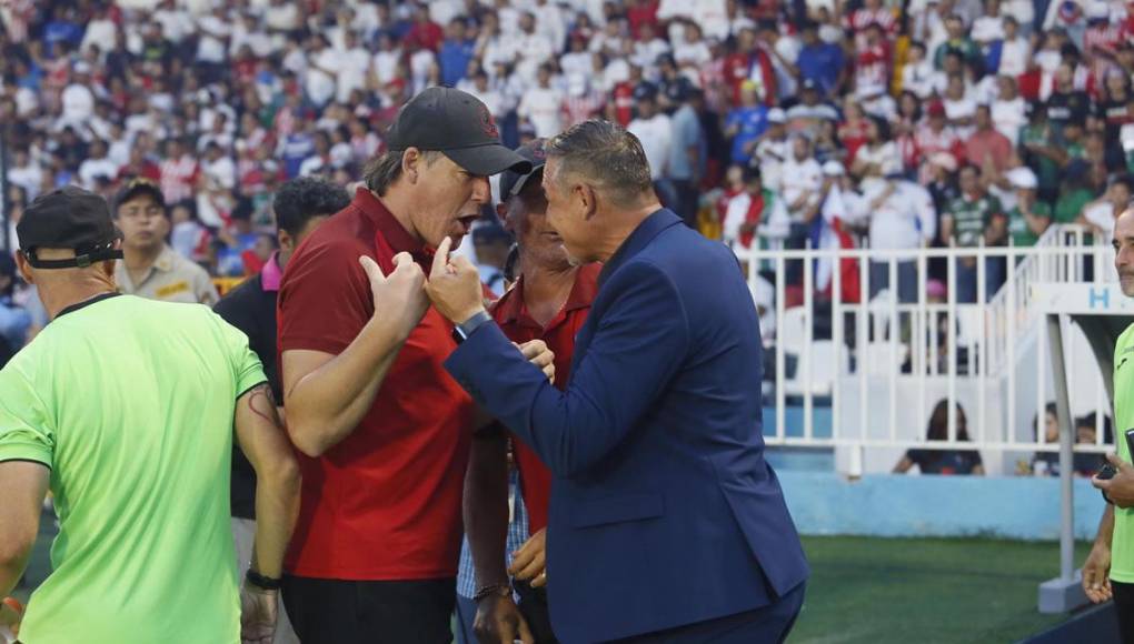 Gustavo Reggi, asistente técnico del Olimpia, y Hernán ‘La Tota’ Medina charlando antes del inicio del partido.