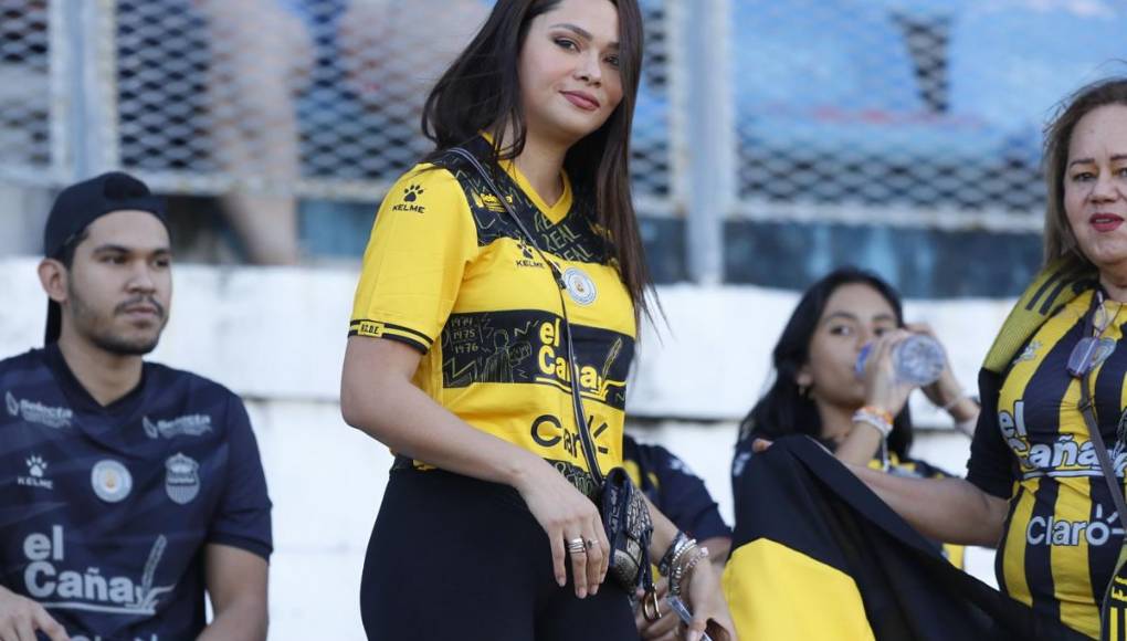 La bella Sirey Morán, fan declarada del Real España, no se perdió el clásico sampedrano en el Olímpico.