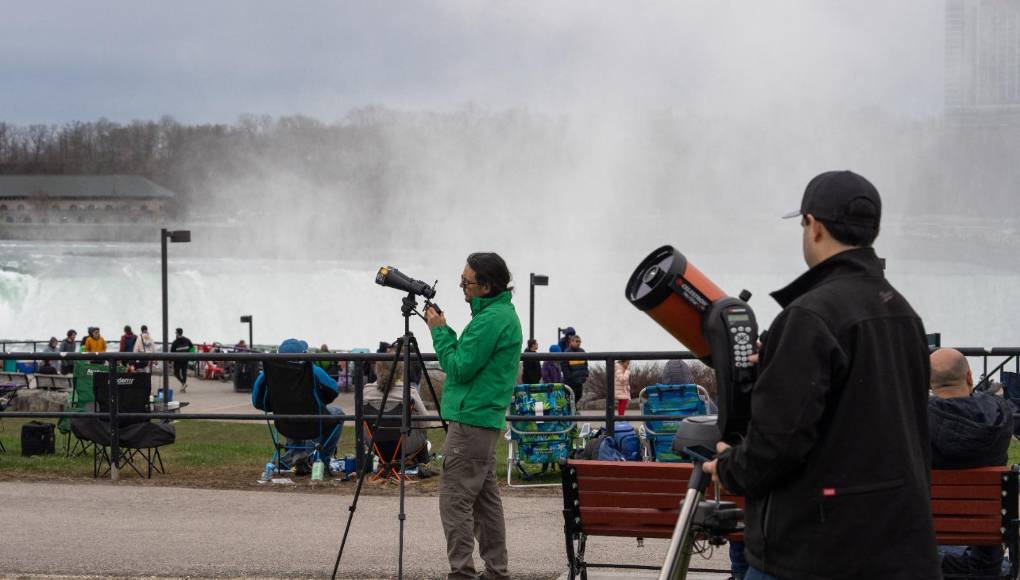 “Tenemos gente de los 50 estados, incluso de Alaska y Hawái. Hay turistas de Países Bajos, Finlandia, Alemania, Israel, Nueva Zelanda”, dice Jennyth Peterson, encargada de eventos en el parque Stonehenge II en Ingram, Texas, donde existe una réplica de la estructura prehistórica de Inglaterra.