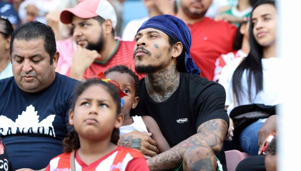 Invitado especial. El jugador hondureño Henry Figueroa, sin jugar al fútbol por un largo castigo, no se perdió el partido de sus dos exequipos. 