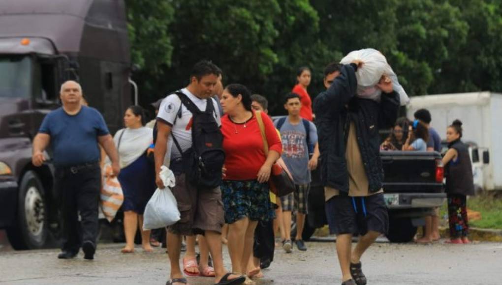 La Lima: Ruegan por lanchas y ayuda para salvarse de las inundaciones de Eta