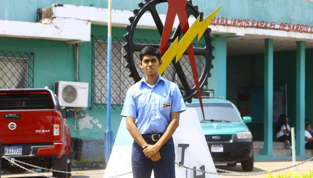 Rivera Rodríguez, relató que es el esfuerzo propio y el de su madre el que lo pocionan como un alumno de excelencia académica.