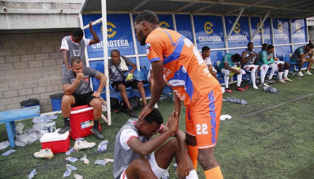 Los futbolistas del Vida no pudieron contener las lágrimas por el descenso a Segunda División.