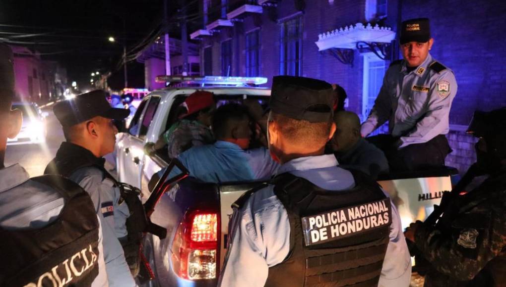 5. <b>Desapariciones forzadas</b>: Se han registrado al menos 30 denuncias de desapariciones forzadas, supuestamente vinculadas a policías. Un caso paradigmático es el de Junior Tomas Santos Pineda, cuya desaparición y el posterior asesinato de su padre ciego, Tomas Santos Alejandro, están presuntamente relacionados con policías.