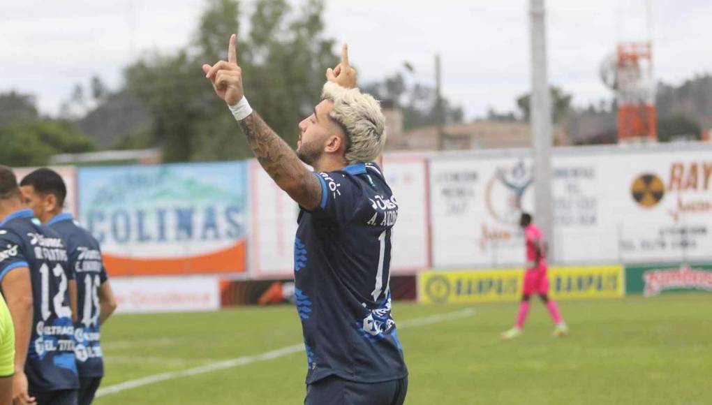 El delantero argentino celebrando y agradeciendo a Dios por su primer gol del Torneo Clausura 2024.