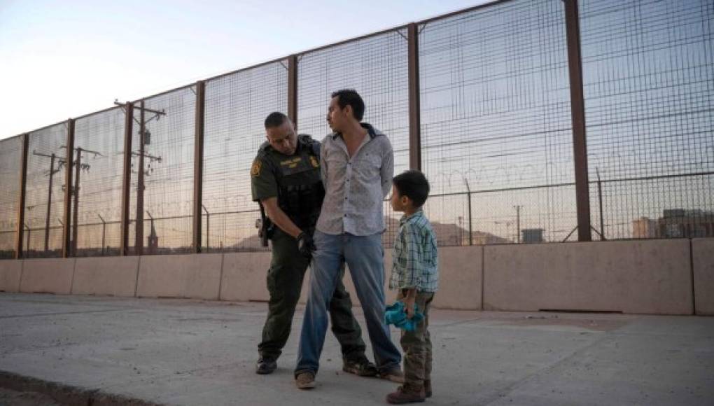 Familias migrantes separadas en frontera podrán quedarse en EEUU