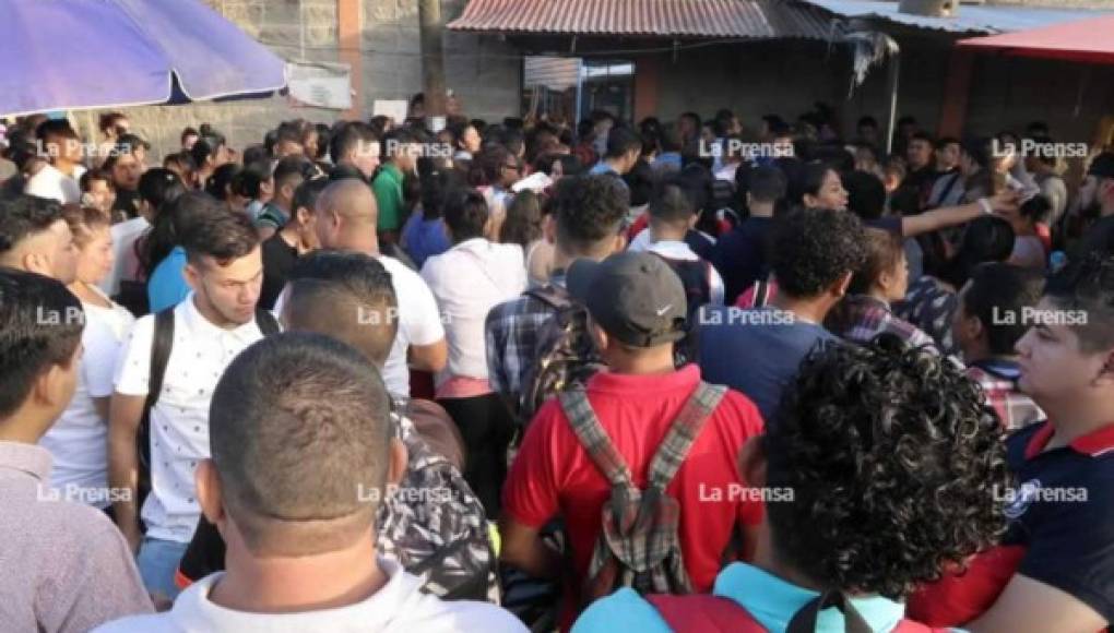 Decenas de personas duermen en aceras en busca de un empleo en San Pedro Sula