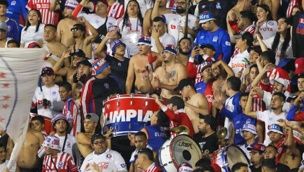 El olimpismo se dio cita en el Nacional. La Ultra Fiel, barra del Olimpia, animó sin parar a su equipo.