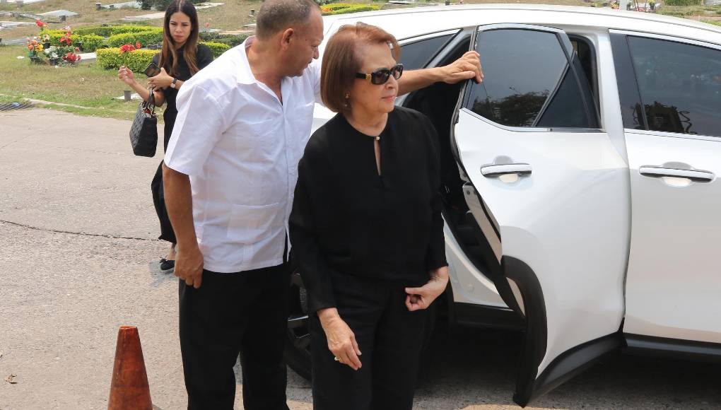 Amigos del empresario Alan Flores llegan a despedirse