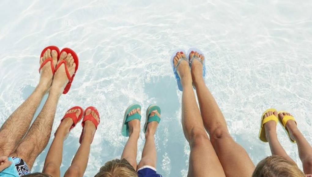 Las chanclas son divertidas para tomar el sol, pero causan problemas en los pies