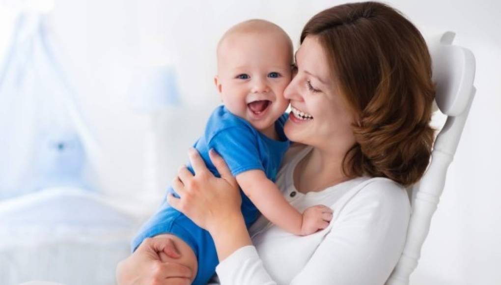 Una mamá feliz significa que el bebé tiene menos cólicos