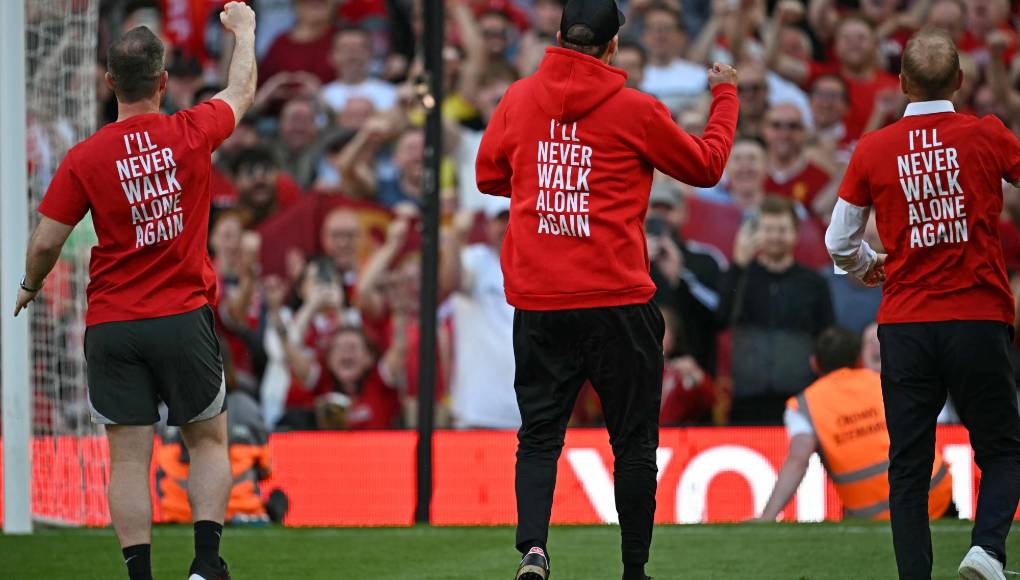 En el momento de saltar al césped, Klopp recibió una ovación con todos los aficionados de Anfield en pie.