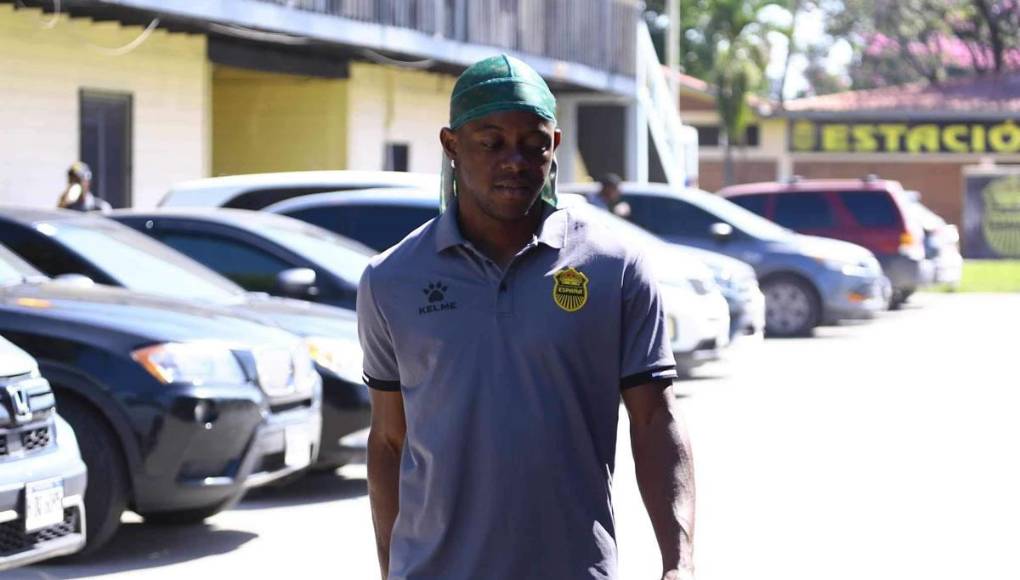 El look de Wisdom Quayé para el viaje del Real España a La Ceiba.