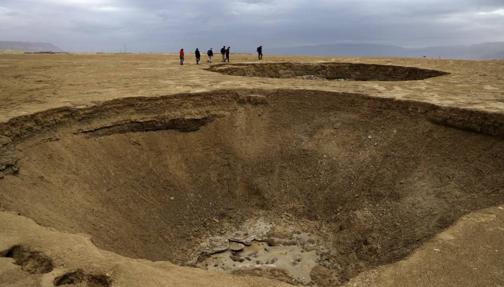 El mar Muerto retrocede, dejando tras de sí unos gigantescos cráteres