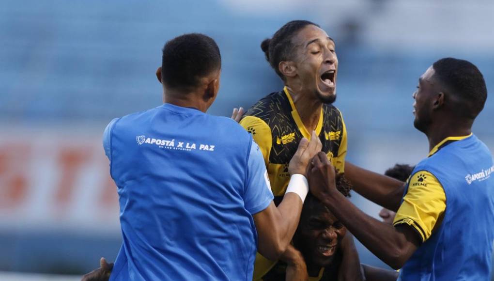 Kennedy Rocha celebrando el gol de Carlos Small con Dixon Ramírez, quien dio la asistencia al panameño.