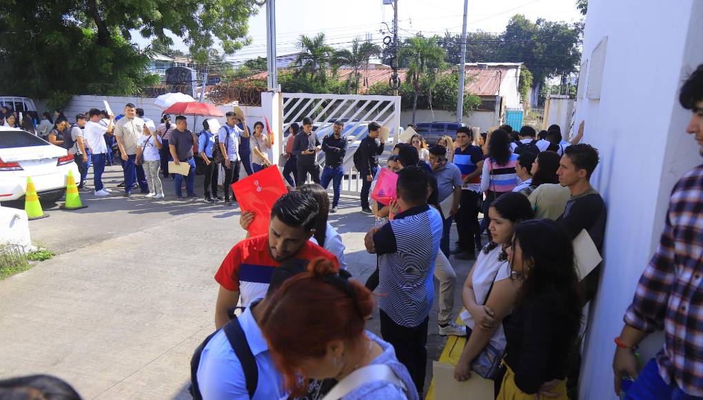 Son más de 200 plazas en las que se requieren vendedores, jefe de tienda, asistente de ventas, asesor de ventas, supervisor de mantenimiento, técnico deproyecto, operario de restaurante, contador senior, asistente de planillas, ejecutivo corporativo pyme ytécnico en computación, entre otras.