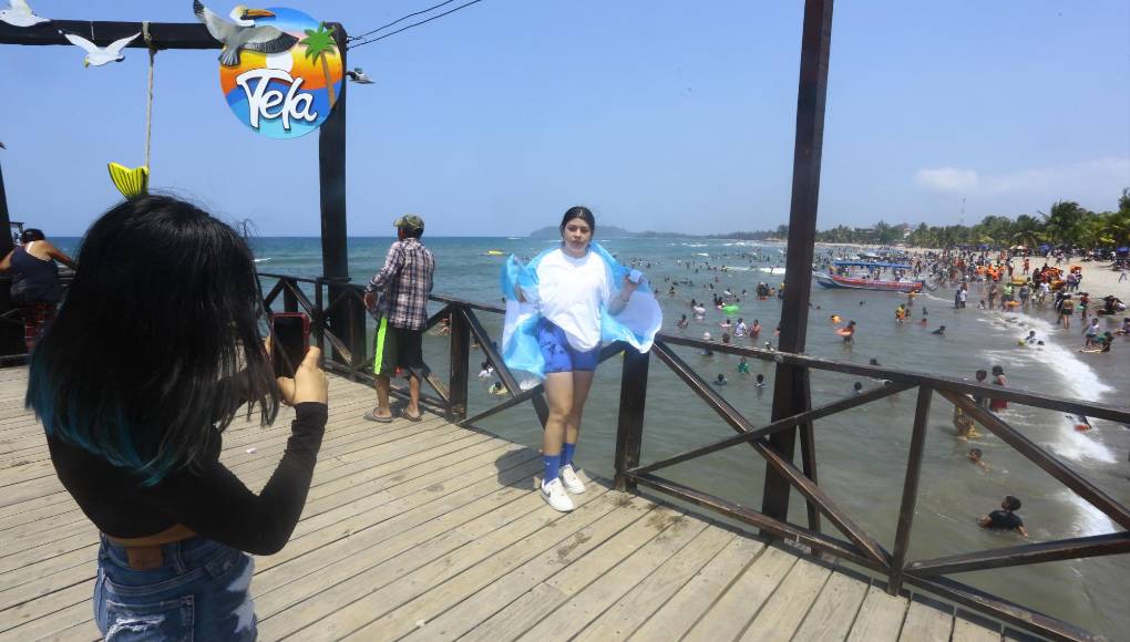 Las chicas con sus cuerpos y estilo veraneante acaparan la atención de miles de turistas presentes en las costas.