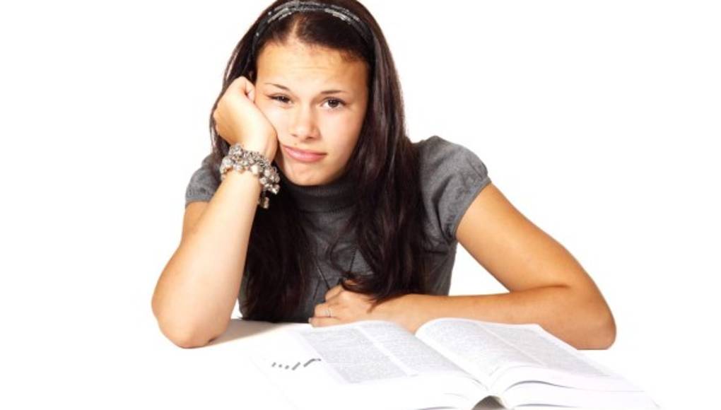 Algunas emociones podrían fomentar la necesidad de rascarse la piel, arrancarse el cabello y comerse las uñas