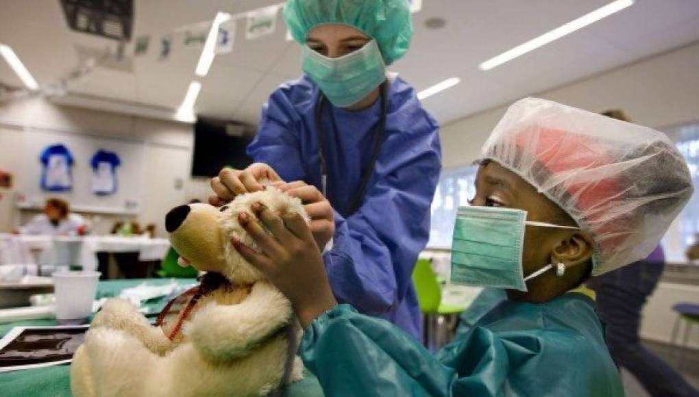 Un osito de peluche médico para niños hospitalizados