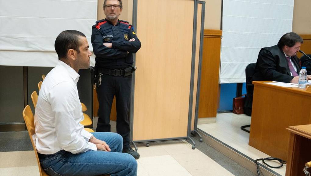 Tras más de un año en prisión provisional, este jueves Dani Alves ha sido condenado a cuatro años y medio de cárcel por un tribunal en Barcelona que lo consideró culpable de haber violado a una mujer en los baños de la discoteca Sutton de Barcelona la madrugada del 31 de diciembre de 2022.