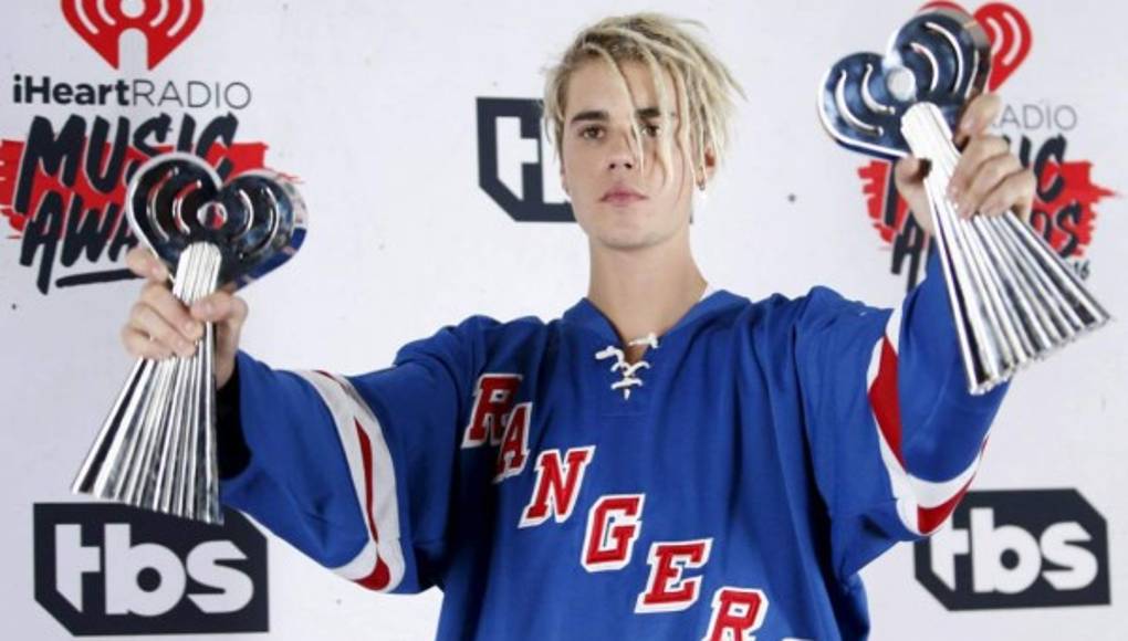 Justin Bieber se cae en concierto y es la burla en Internet