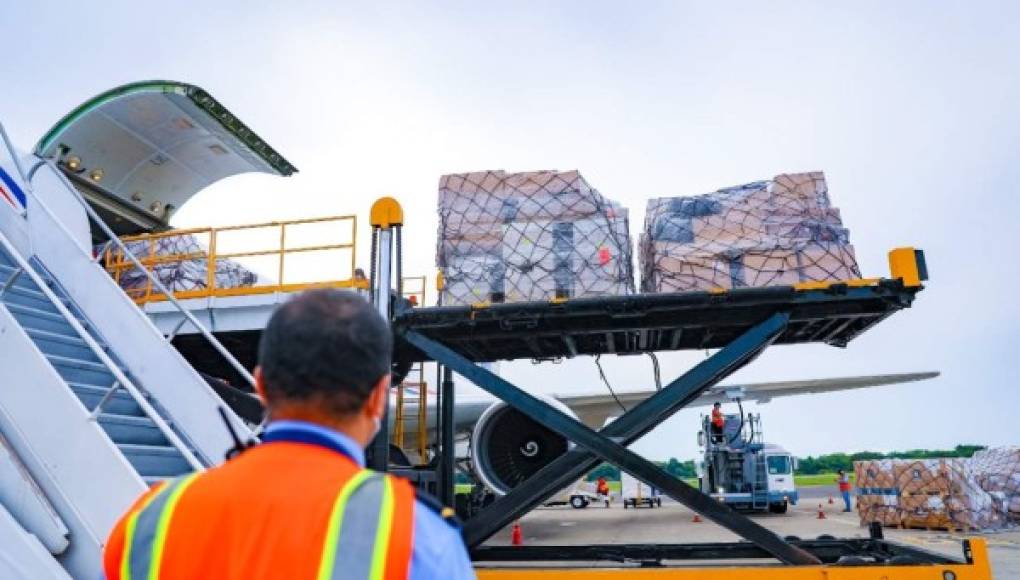 Grupo hondureño-alemán operará terminal de carga de aeropuerto de El Salvador