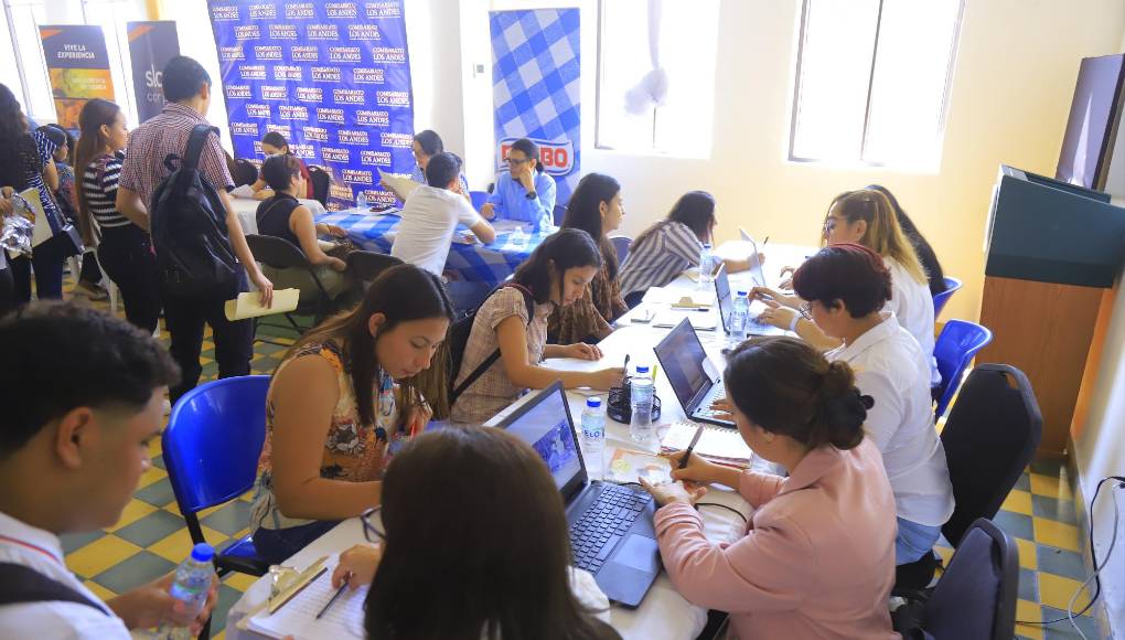 La falta de experiencia laboral ha dejado de ser un obstáculo para muchas empresas, que ahora invierten en entrenar y capacitar a su personal.