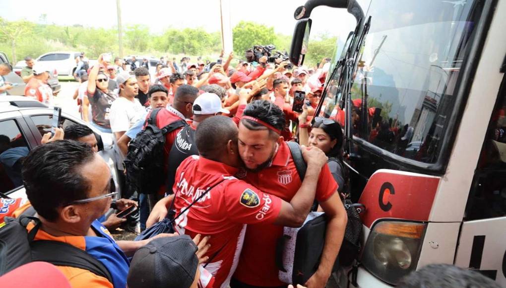 Bellas chicas y ambientazo en la vuelta del UPN-Vida: gran recibimiento al Rojo