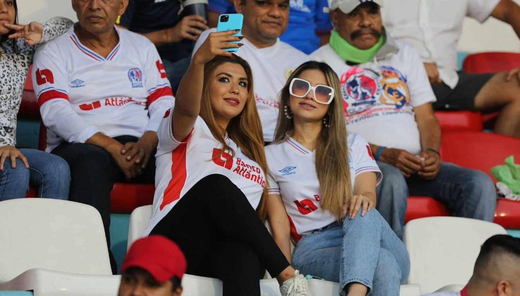 Las bellas chicas que engalanaron en la previa del Olimpia vs Real España. 