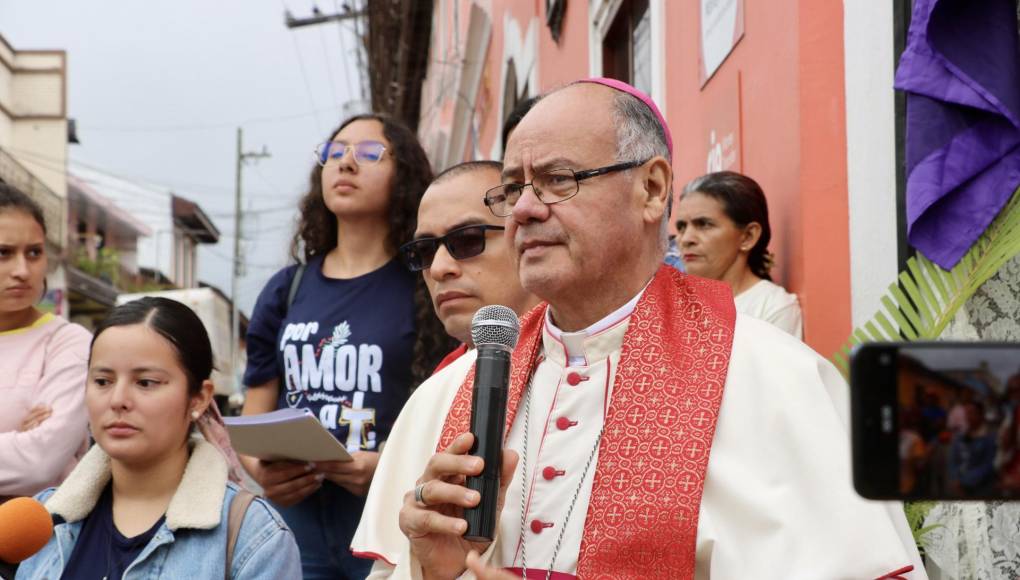 El obispo Darwin Andino, líder espiritual de la Diócesis de Santa Rosa de Lima, dirigió palabras de aliento y exhortación a la multitud reunida.